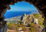 Der Panoramablick über die Bucht von Kyrenia von der Bergfestung St. Hilarion aus ist bei Touristen sehr beliebt.