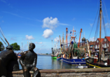 Besuchen Sie den Hafen des Fischerdorfs an der Nordseeküste.