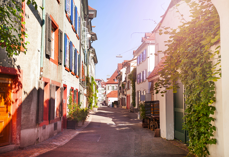 Flanieren Sie durch die romantischen Straßen der Basler Altstadt.