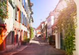 Flanieren Sie durch die romantischen Straßen der Basler Altstadt.