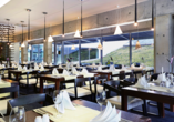 Das helle Restaurant lädt zu gemütlichen Abendessen ein.