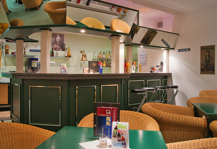 Die gemütliche Bar der Hotelferienanlage Friedrichsbrunn serviert kühle Getränke.