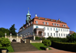 Das Schloss Lichtenwalde ist ein beliebtes Ausflugsziel und liegt inmitten eines wunderschönen Barockparks mit zahlreichen Wasserspielen.