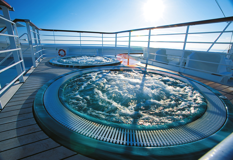 Entspannen Sie im Whirlpool an Bord.