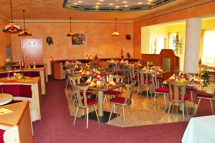 Im Restaurant werden Sie mit schmackhaften Speisen verwöhnt.