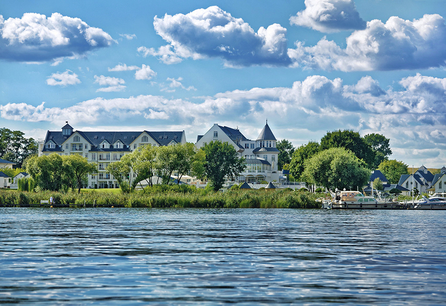 Das Precise Resort Schwielowsee begrüßt Sie direkt am See.