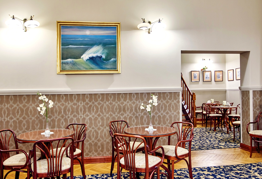 Fühlen Sie sich im stilvoll eingerichteten Café im Hotel Jantar Spa wohl.