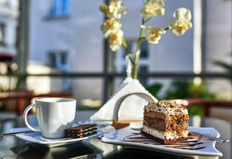 Ausgezeichneten Kaffee und leckeren Kuchen gibt es im Café und Wintergarten des Jantar Spa.