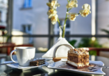 Ausgezeichneten Kaffee und leckeren Kuchen gibt es im Café und Wintergarten des Jantar Spa.