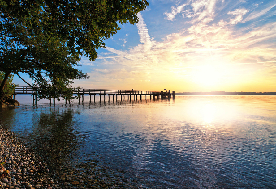 Genießen Sie das maritime Flair bei einem abendlichen Spaziergang um den Starnberger See.