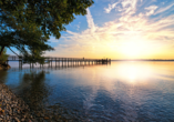 Genießen Sie das maritime Flair bei einem abendlichen Spaziergang um den Starnberger See.