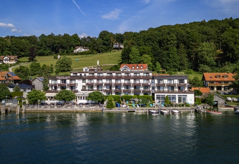 Außenansicht des Seehotels Leoni in Berg