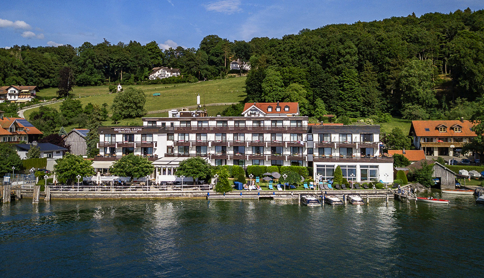 Außenansicht des Seehotels Leoni in Berg