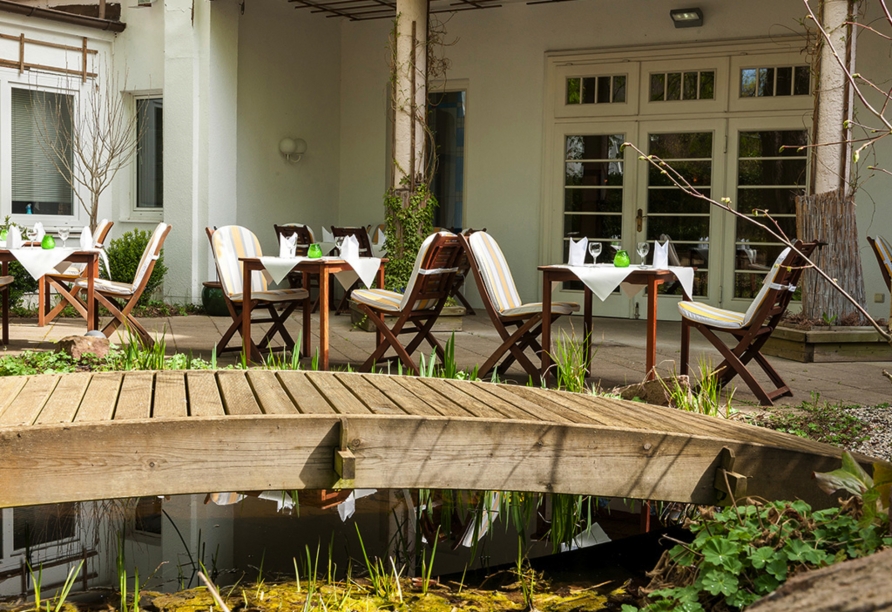 Genießen Sie entspannte Stunden auf der idyllischen Hotelterrasse.
