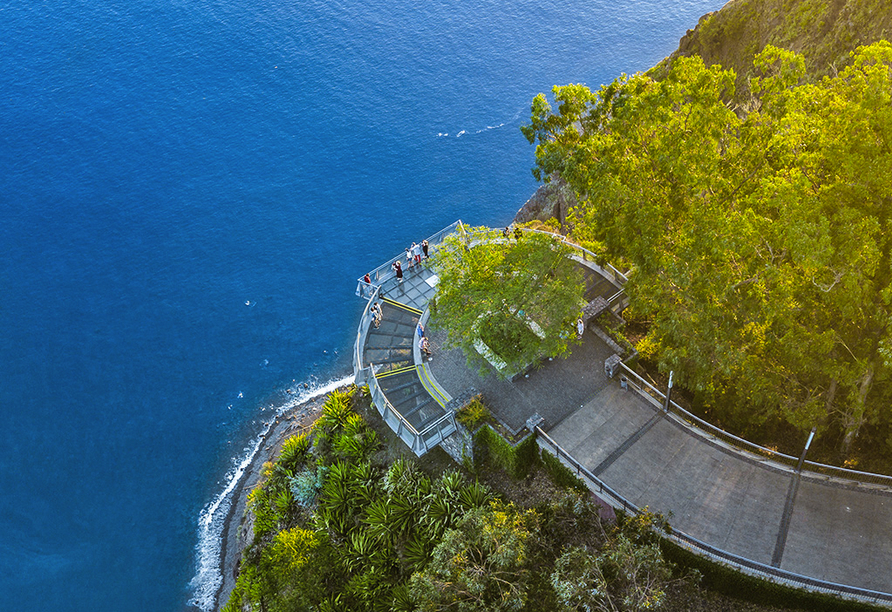 Blick auf die Aussichtsplattform des Cabo Girão, Europas höchstem Steilkap.