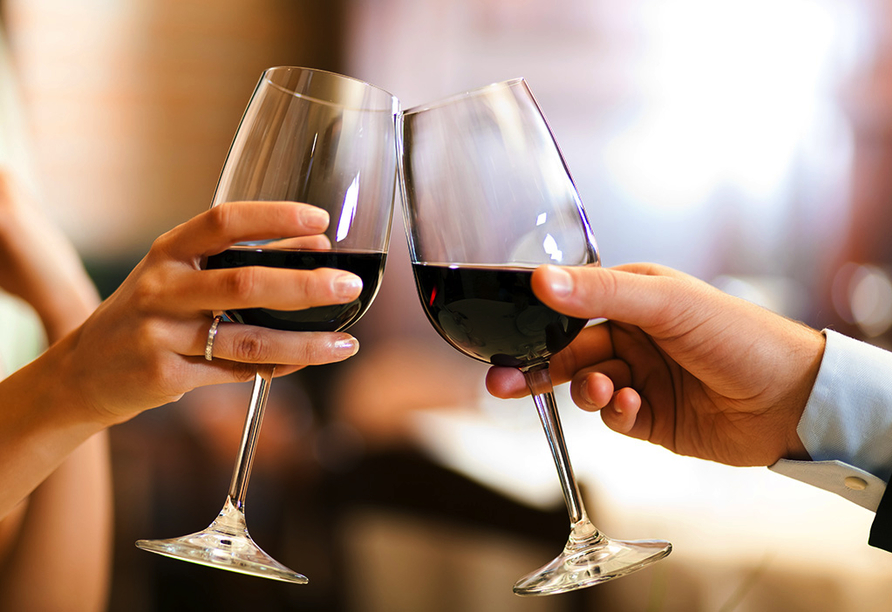 Während einer Weinprobe können Sie köstliche Weine testen. 