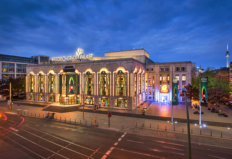 Das imposante Revue-Theater wird Sie beeindrucken.