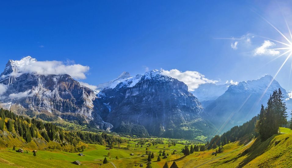 Genießen Sie den atemberaubenden Blick auf Eiger, Monch und Jungfrau. 