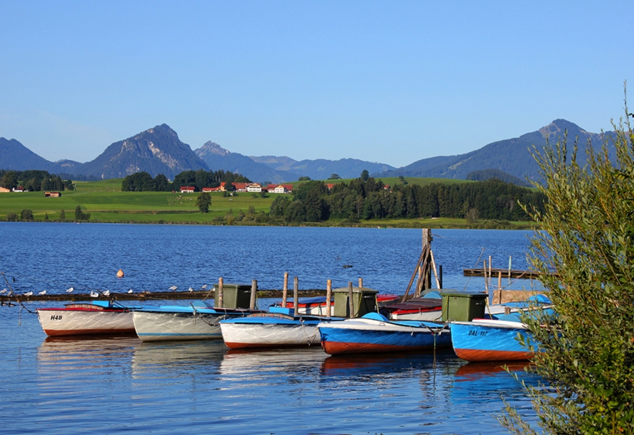 Der Hopfensee bietet perfekte Bedingungen zum Baden, Spazieren, Radfahren und für Wassersport.  