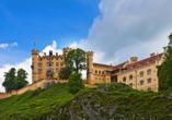 Hoch über dem Alpsee liegt das romantische Schloss Hohenschwangau.