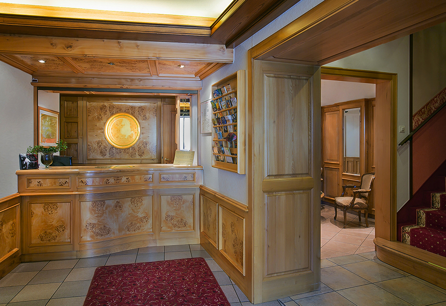 In der Lobby des BEST WESTERN Hotels Au Cheval Blanc Mulhouse Nord werden Sie herzlich empfangen.