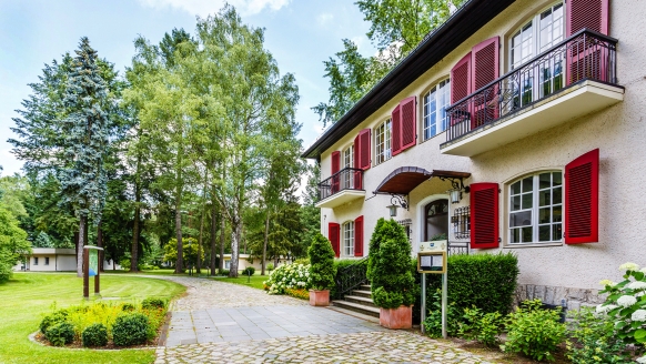 Herzlich willkommen in der historischen Villa, dem jetzigen Hotel Waldhaus Prieros!