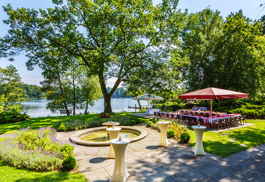 Genießen Sie von der wunderschönen Terrasse des Hotels einen tollen Ausblick auf den Streganzer See während im Hintergrund der Springbrunnen plätschert.