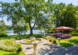 Genießen Sie von der wunderschönen Terrasse des Hotels einen tollen Ausblick auf den Streganzer See während im Hintergrund der Springbrunnen plätschert.