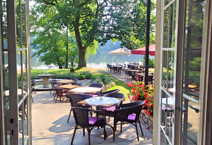 Genießen Sie lauschige Sommerabende auf der Terrasse direkt am Streganzer See.