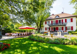 Genießen Sie die warmen Sonnenstrahlen auf der einladenden Terrasse vom Hotel Waldhaus Prieros.