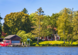 Schöner könnte die Lage gar nicht sein: Das Hotel Waldhaus Prieros liegt mitten im Grünen, am Ufer des Streganzer Sees und verfügt über einen eigenen Bootsanleger.