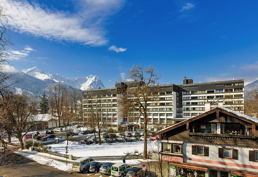 Mercure Hotel Garmisch-Partenkirchen in Bayern, Außenansicht Winter