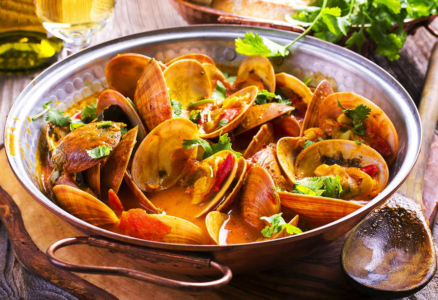 Probieren Sie die Köstlichkeiten der lokalen Küche.