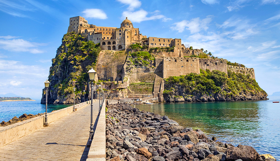 Freuen Sie sich auf traumhafte Sehenswürdigkeiten wie das Castello Aragonese auf Ischia.