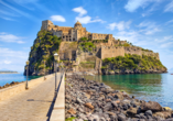 Freuen Sie sich auf traumhafte Sehenswürdigkeiten wie das Castello Aragonese auf Ischia.