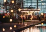 Winterliche Lichter sorgen für eine stimmungsvolle Atmosphäre.