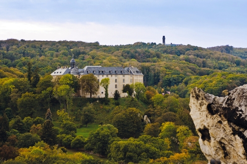 Schloss Blankenburg beeindruckt mit seiner historischen Architektur und seiner Lage über der Stadt.
