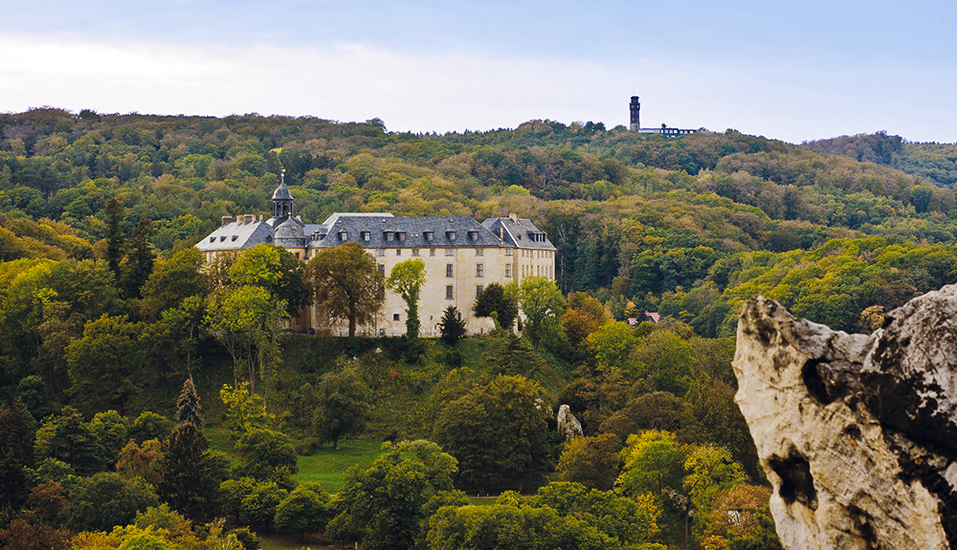 Schloss Blankenburg beeindruckt mit seiner historischen Architektur und seiner Lage über der Stadt.
