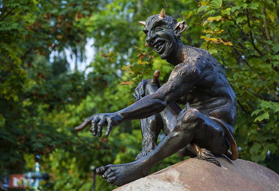 Die Statue eines Teufels auf dem Hexentanzplatz im nahegelegenen Thale