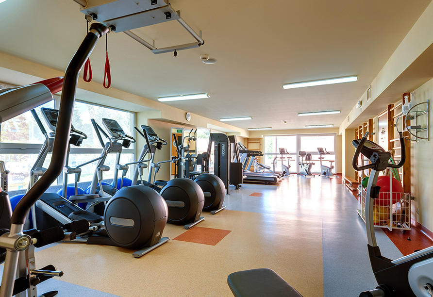 Halten Sie sich auch im Urlaub fit: Im modernisierten Fitnessbereich des Akces Medical FIT&SPA. 