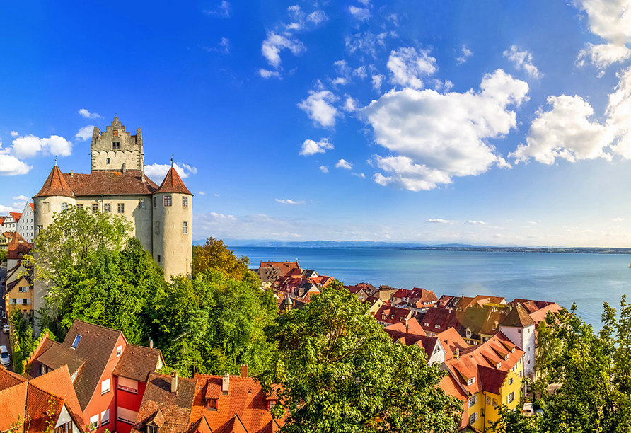 Umgeben von Weinbergen, am Ufer des Bodensees, liegt Meersburg mit der hoch emporragenden Burg.