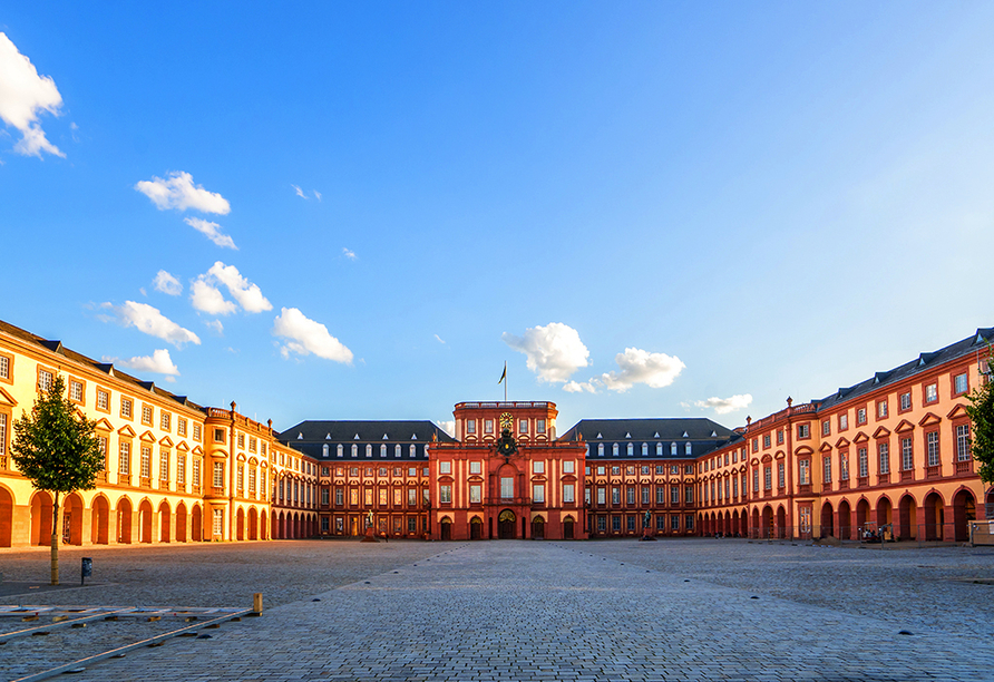 Eine der größten Residenzen Europas – das Mannheimer Barockschloss.