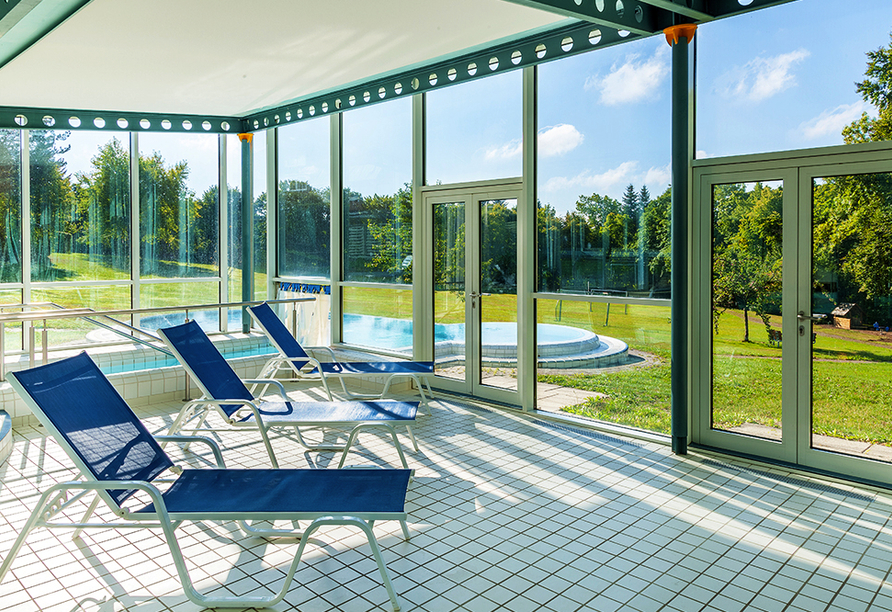 Wellnessbereich mit Blick nach außen im Hotel Schwarzwald Freudenstadt