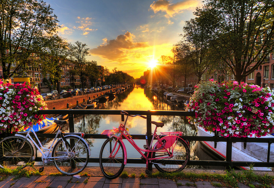 Bestaunen Sie bei einem Stopp in Amsterdam die tolle Aussicht auf die Kanäle.