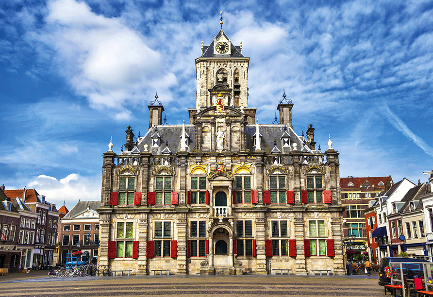 Delft besticht mit prachtvoller Architektur – besuchen Sie unbedingt das Rathaus am Marktplatz.