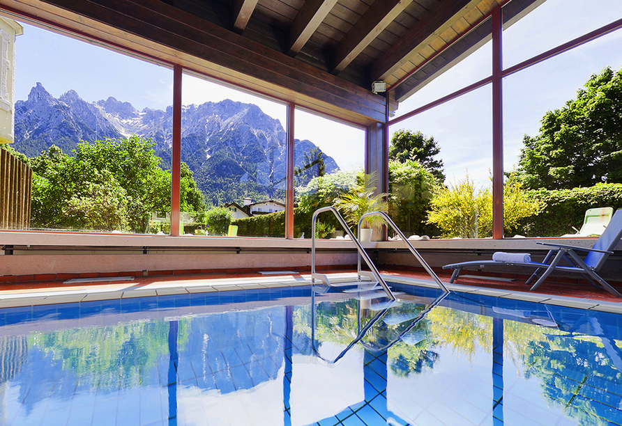 Entspannen Sie im Hallenbad des Post Hotels Mittenwald und genießen die Aussicht auf das Karwendelgebirge.
