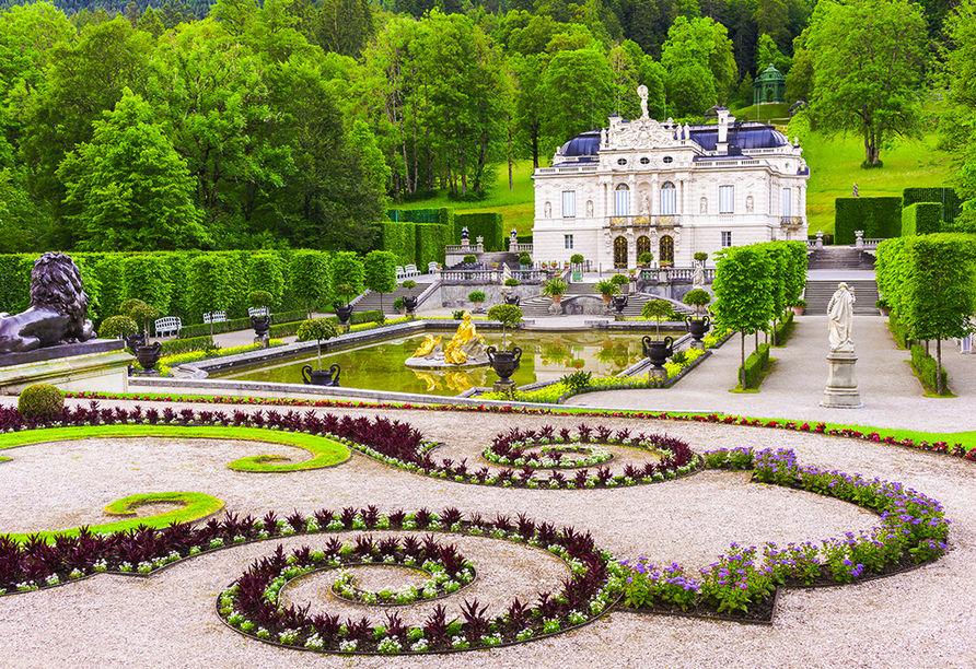 Machen Sie einen Ausflug zum Schloss Linderhof in Ettal und lassen Sie sich von dem märchenhaften Schloss verzaubern.  