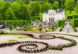 Machen Sie einen Ausflug zum Schloss Linderhof in Ettal und lassen Sie sich von dem märchenhaften Schloss verzaubern.  