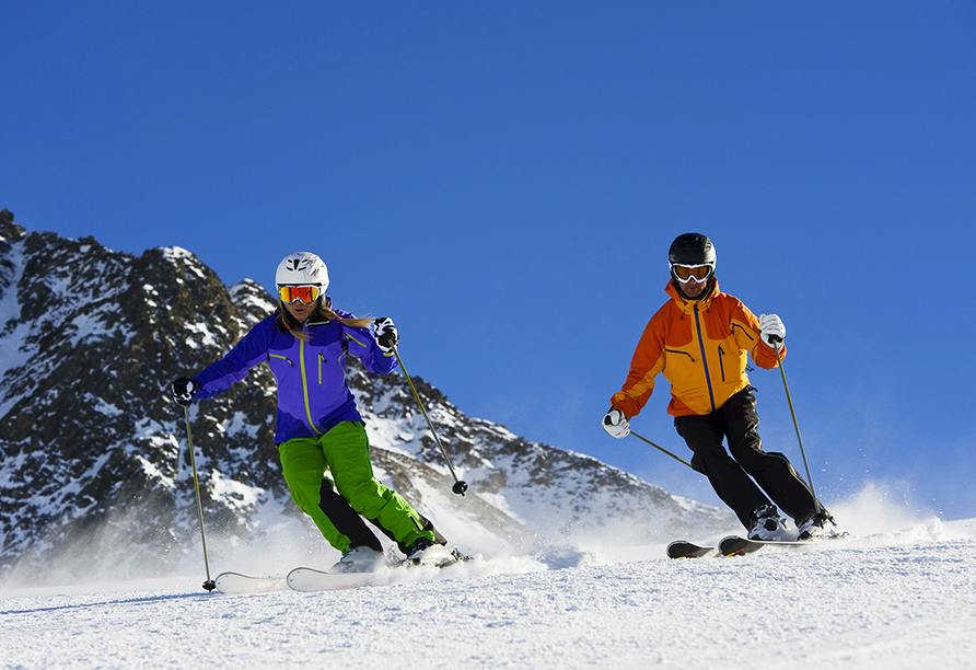 Winterzeit in Mittenwald: Skifahren wird in der Alpenwelt Karwendel zum Vergnügen für Groß und Klein. 