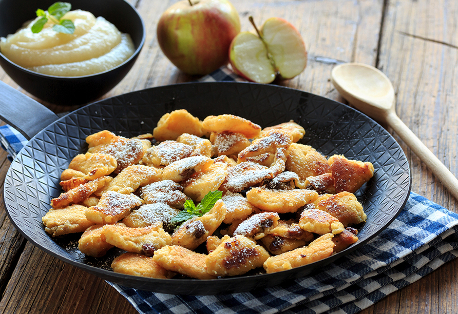 Ein leckerer Kaiserschmarrn darf bei einem Urlaub in Österreich nicht fehlen!
